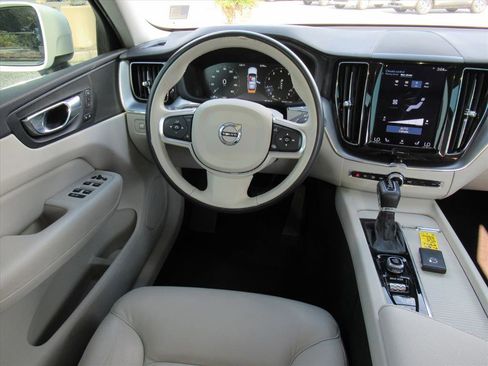 Used 2018 Volvo XC60 T6 Momentum w/ Convenience Package image 12