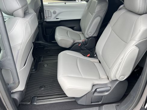 Certified 2025 Toyota Sienna XLE FWD image 36