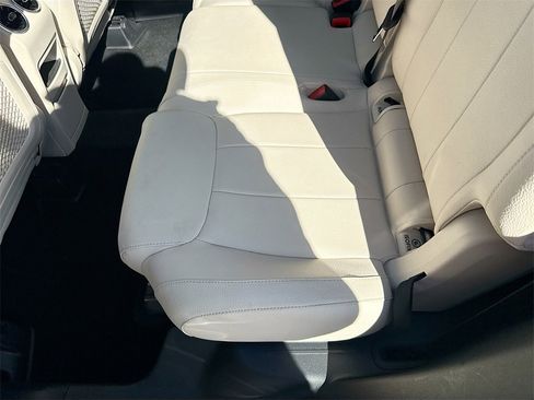 Used 2025 Mercedes-Benz GLB 250 image 29