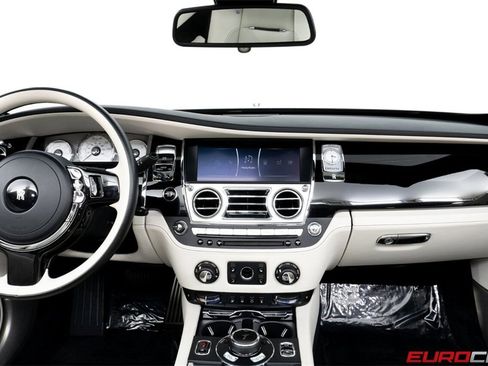 Used 2018 Rolls-Royce Dawn image 28