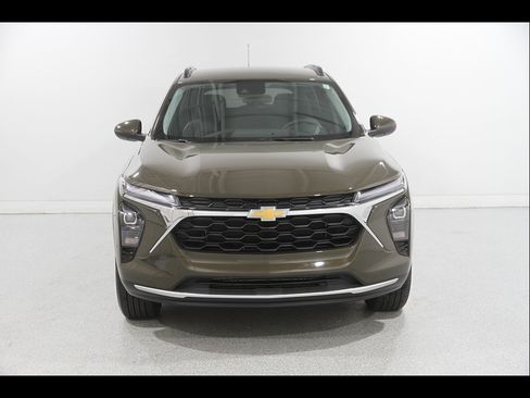 Used 2024 Chevrolet Trax LT w/ LT Convenience Package FWD image 2