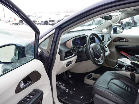 Certified 2017 Chrysler Pacifica Touring-L image 14