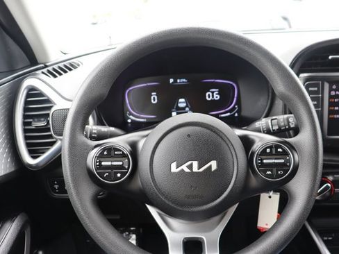 Used 2025 Kia Soul LX w/ LX Technology Package FWD image 17