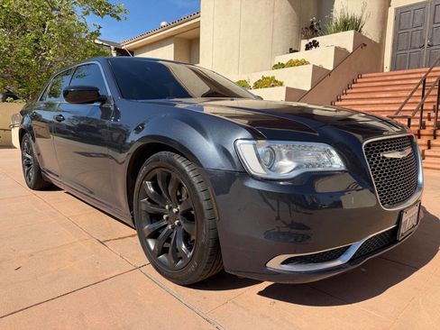 Used 2018 Chrysler 300 Touring w/ Chrome Appearance Package image 1