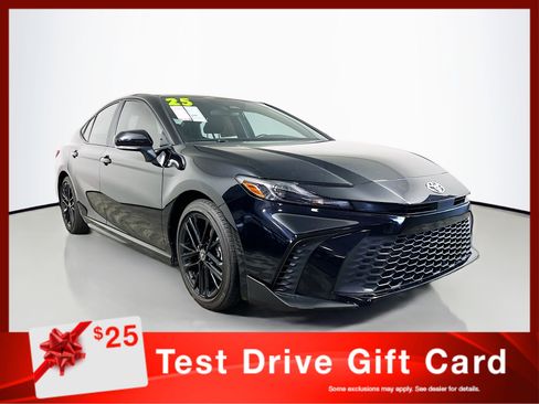 Used 2025 Toyota Camry SE image 1