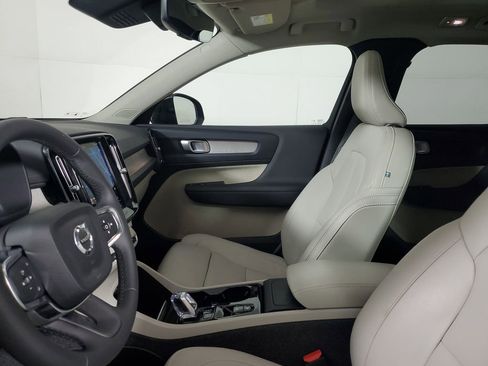 Certified 2025 Volvo XC40 B5 Plus AWD/4WD image 24
