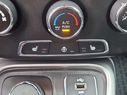 Used 2018 Jeep Compass Latitude w/ Cold Weather Group AWD/4WD image 12
