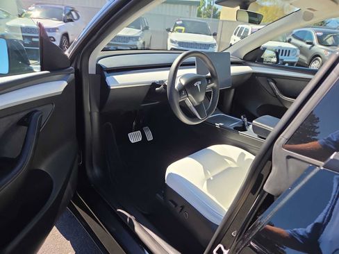 Used 2023 Tesla Model Y Performance AWD/4WD image 10