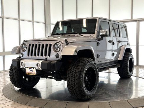 Used 2015 Jeep Wrangler Unlimited Sahara w/ Dual Top Group AWD/4WD image 3