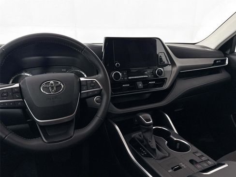 Certified 2025 Toyota Highlander LE FWD image 30