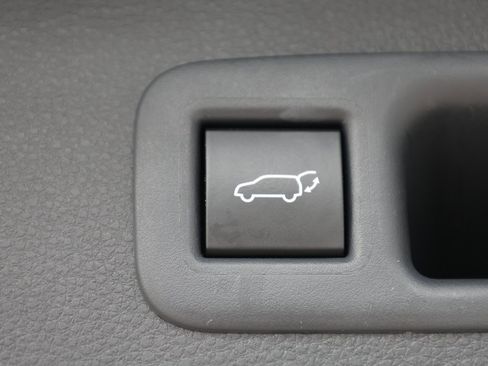 Used 2023 Toyota Highlander XLE image 9