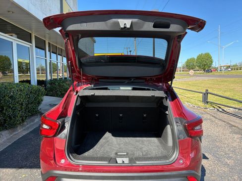 Used 2025 Chevrolet Trax LT FWD image 30