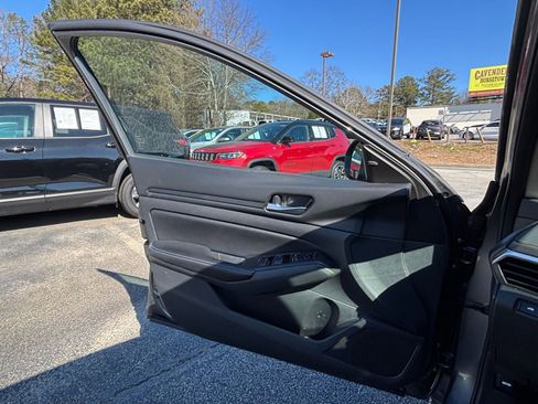 Used 2025 Nissan Altima 2.5 SV image 18