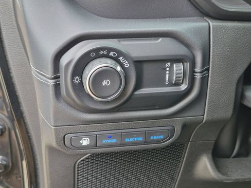 Used 2024 Jeep Wrangler Unlimited Sahara w/ Technology Group AWD/4WD image 14