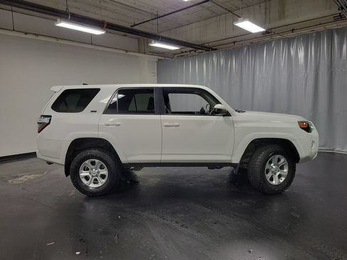 Used 2018 Toyota 4Runner SR5 AWD/4WD image 9