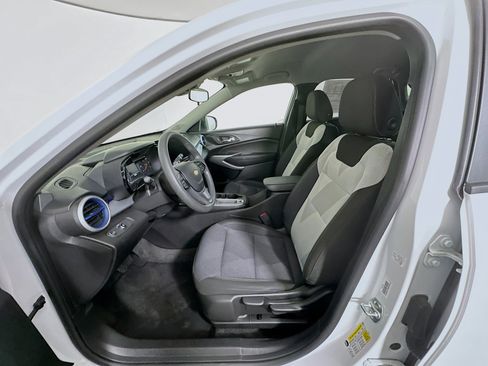 Used 2025 Chevrolet Trax LS image 13