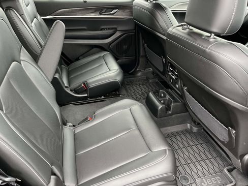 Used 2025 Jeep Grand Cherokee L Limited w/ Luxury Tech Group II image 21