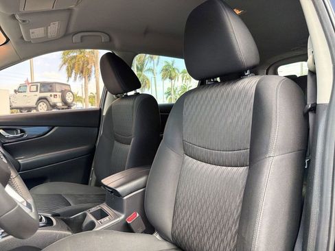 Used 2017 Nissan Rogue SV w/ SV Premium Package image 21