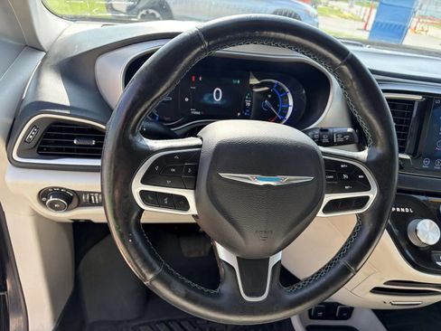 Used 2019 Chrysler Pacifica Touring-L FWD image 12