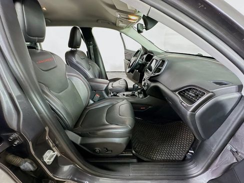 Used 2019 Jeep Cherokee Trailhawk AWD/4WD image 12