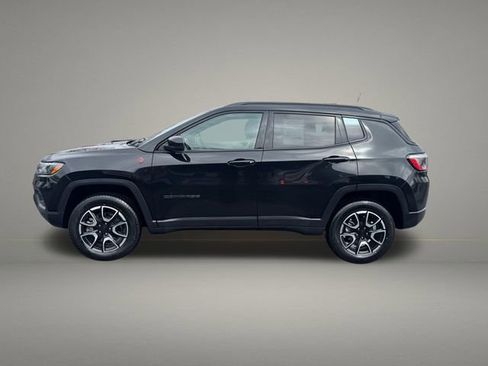 Used 2024 Jeep Compass Trailhawk image 2