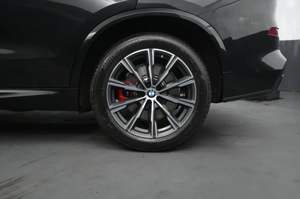 Used 2021 BMW X5 xDrive40i w/ M Sport Package AWD/4WD image 12