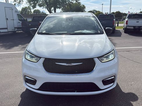 Used 2025 Chrysler Pacifica Select FWD image 19