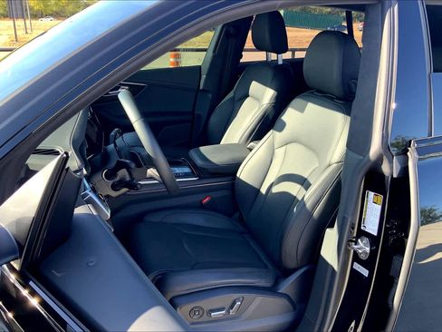 Used 2023 Audi Q8 Prestige w/ Prestige Package image 7
