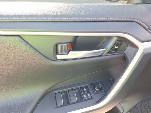 Used 2022 Toyota RAV4 Limited image 18