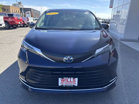 Used 2024 Toyota Sienna XLE FWD image 5