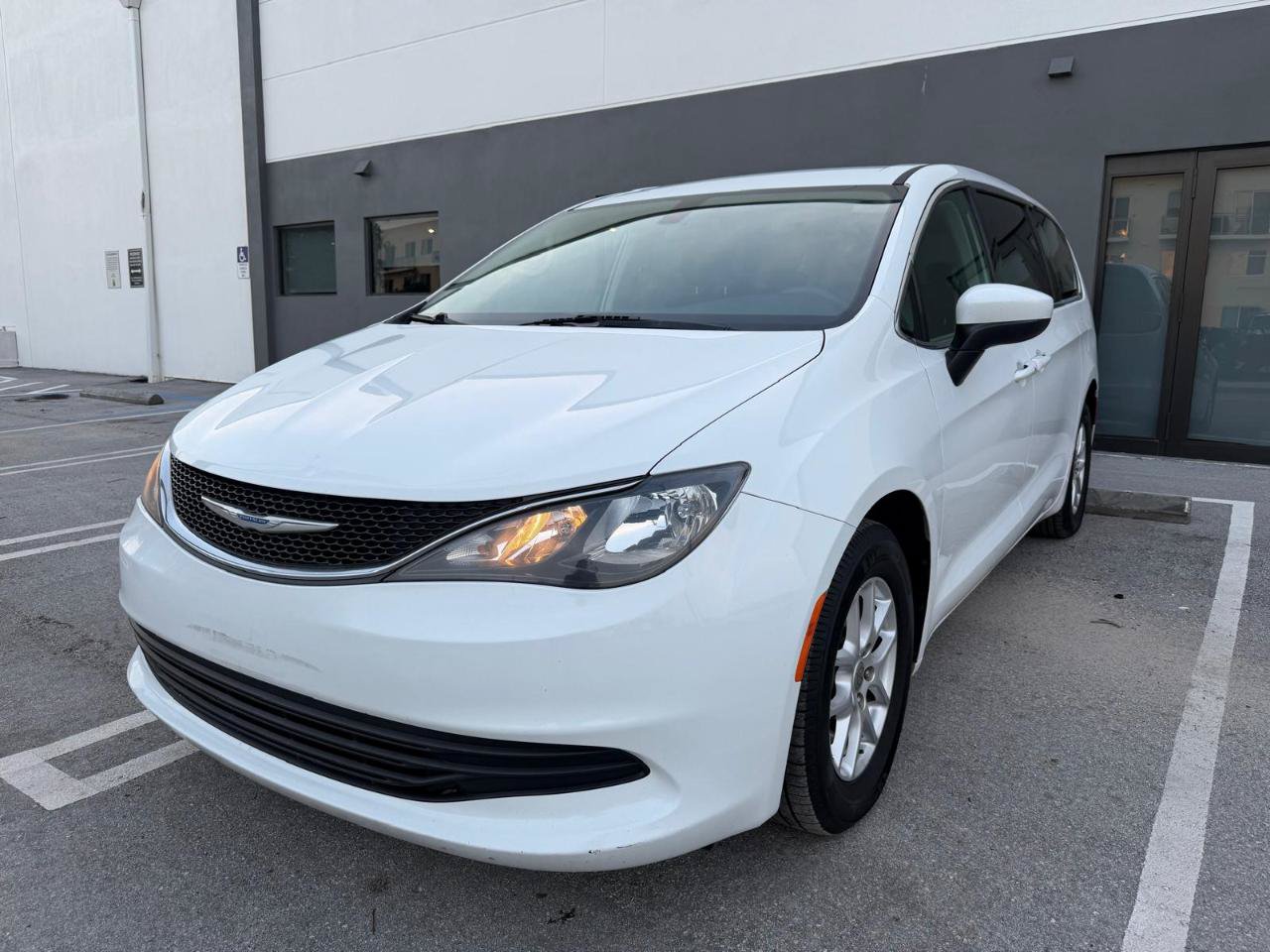 Used 2018 Chrysler Pacifica LX FWD image 5