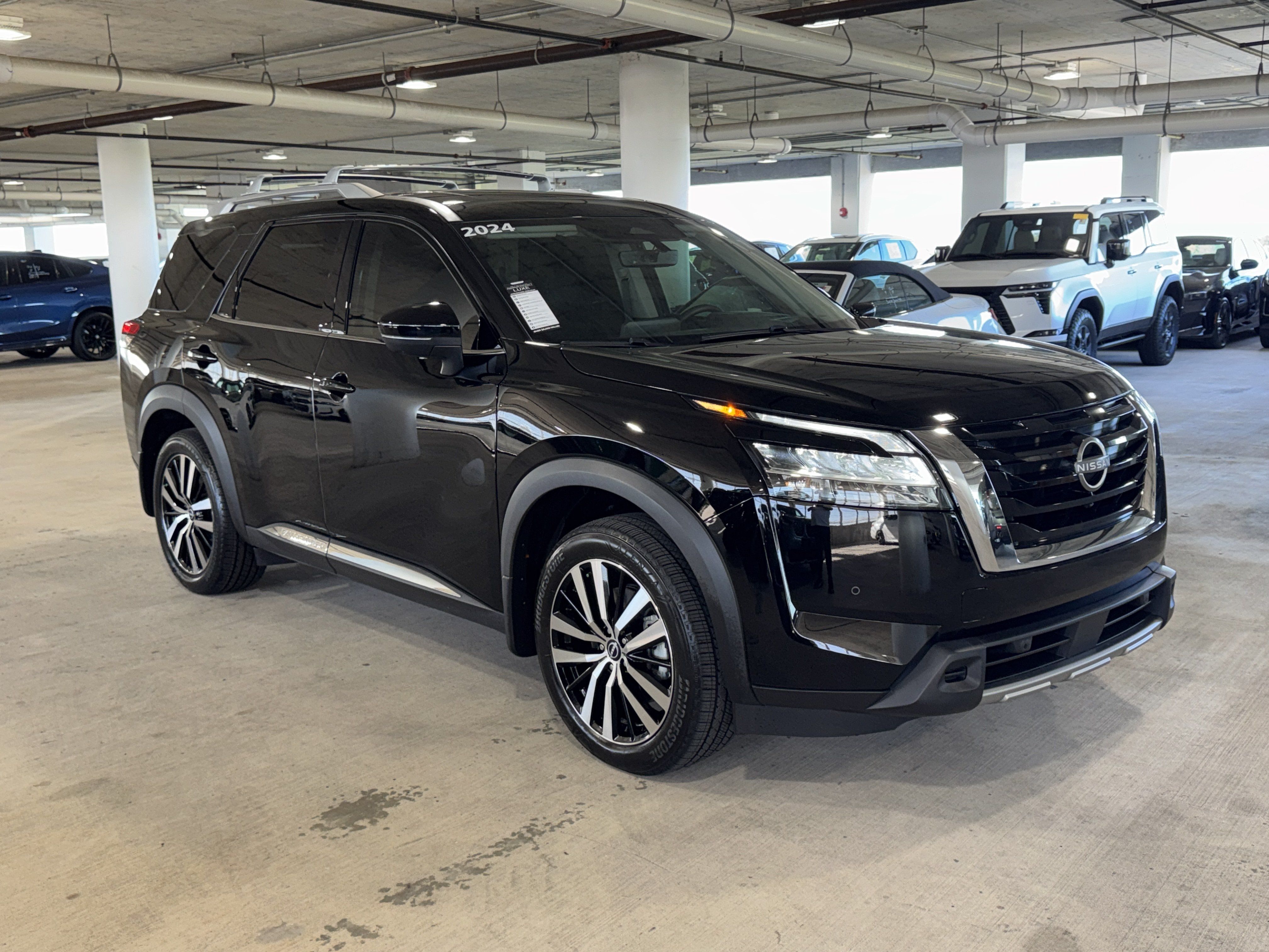 Used 2024 Nissan Pathfinder Platinum FWD image 2