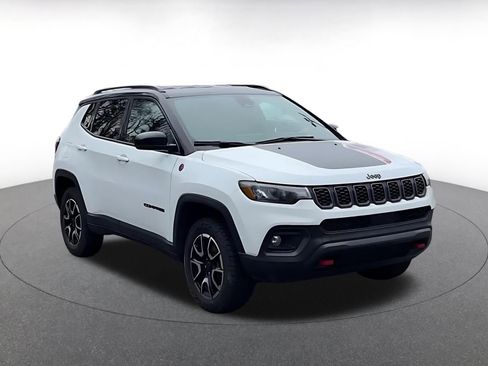 Used 2025 Jeep Compass Trailhawk image 3