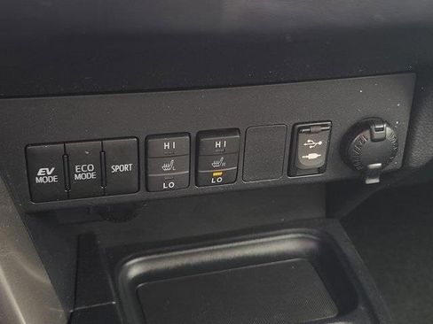 Used 2018 Toyota RAV4 Limited image 25