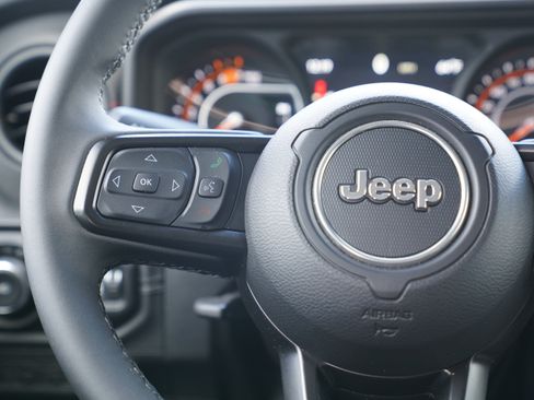 Used 2026 Jeep Wrangler Unlimited Rubicon AWD/4WD image 17