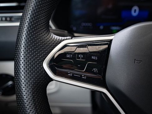 Used 2024 Volkswagen Tiguan SE R-Line image 25