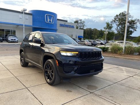 Used 2024 Jeep Grand Cherokee Altitude RWD image 2