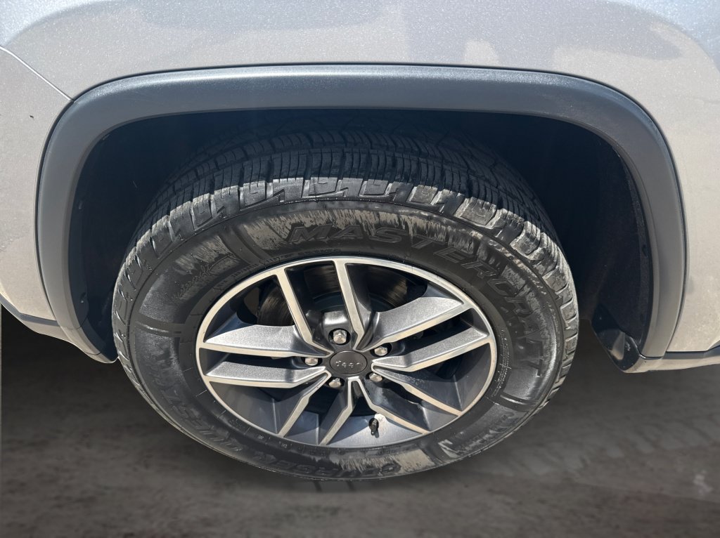 Used 2020 Jeep Grand Cherokee Limited AWD/4WD image 19