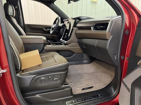 Used 2025 GMC Yukon Denali Ultimate w/ LPO, Floor Liner Package image 29