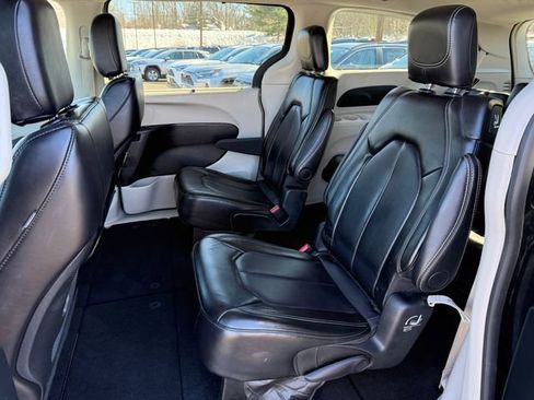 Used 2024 Chrysler Pacifica Touring-L image 4