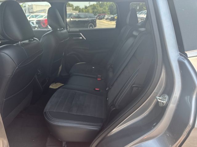 Used 2024 Mitsubishi Outlander AWD image 27