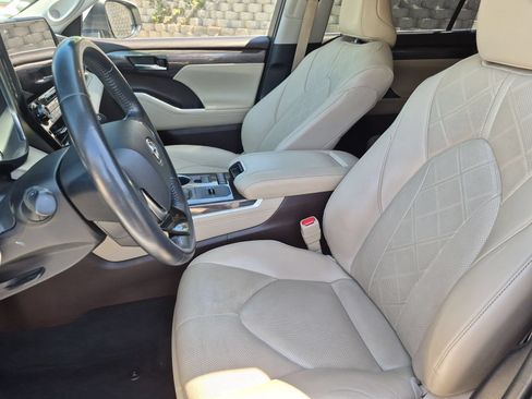 Used 2021 Toyota Highlander Platinum FWD image 26