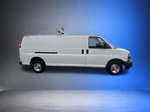 Used 2018 Chevrolet Express 3500 Extended w/ Driver Convenience Package RWD image 3
