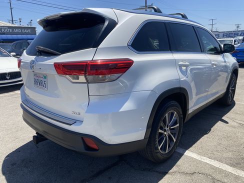Used 2019 Toyota Highlander XLE w/ Carpet Mat Package (TMS) FWD image 8