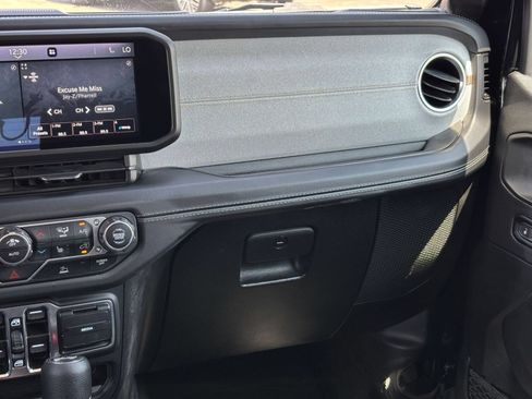 Used 2025 Jeep Wrangler Unlimited Sahara AWD/4WD image 35