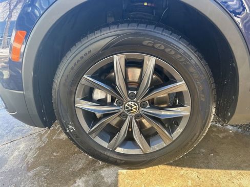 Used 2022 Volkswagen Tiguan SE w/ Panoramic Sunroof Package image 34