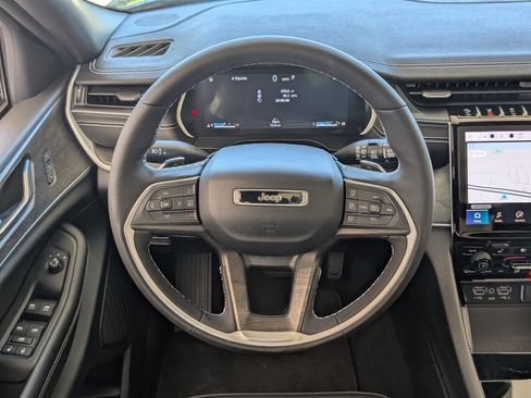 Used 2024 Jeep Grand Cherokee Limited w/ Luxury Tech Group II image 26