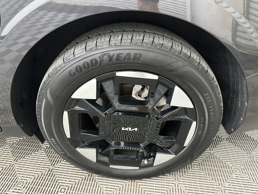 Used 2025 Kia Carnival EX FWD image 22