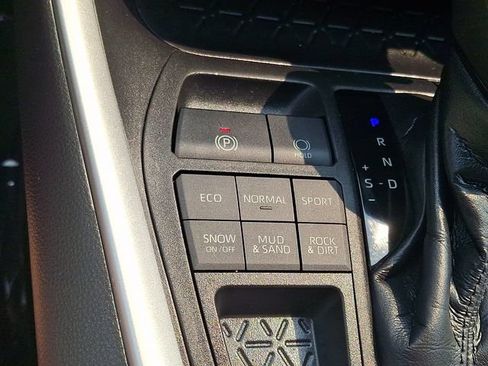 Used 2021 Toyota RAV4 LE AWD/4WD image 23