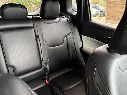 Used 2025 Jeep Compass Limited image 37